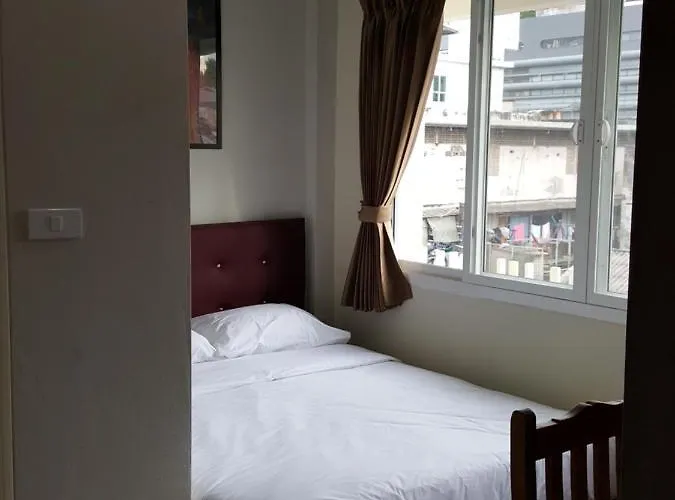 Check @chareon Krung Vandrarhem Bangkok